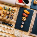 Суши и роллы с доставкой: наслаждайтесь японской кухней, не выходя из дома.